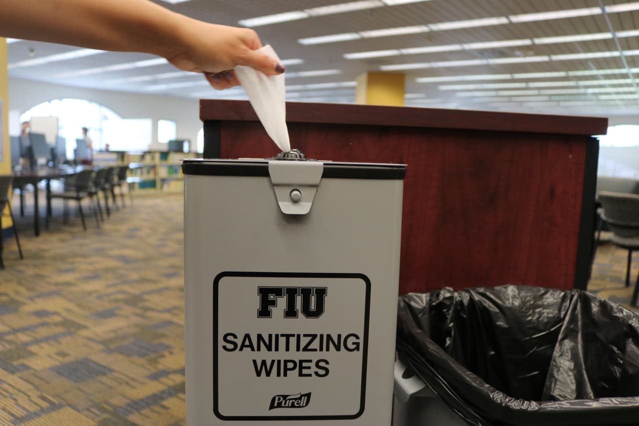 Debido a la pandemia de COVID-19, la ' Green Library' tiene instalados varios puestos con toallas húmedas desinfectantes.