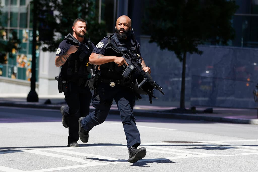 Defensores del control de armas han pedido una 
<b>prohibición federal de armas de asalto,</b> cuya venta está prohibida en algunos estados. El mismo presidente Joe Biden ha instado al Congreso a aprobarla tras el tiroteo en Nashville en abril. Los republicanos descartan apoyar tal legislación.
<br>