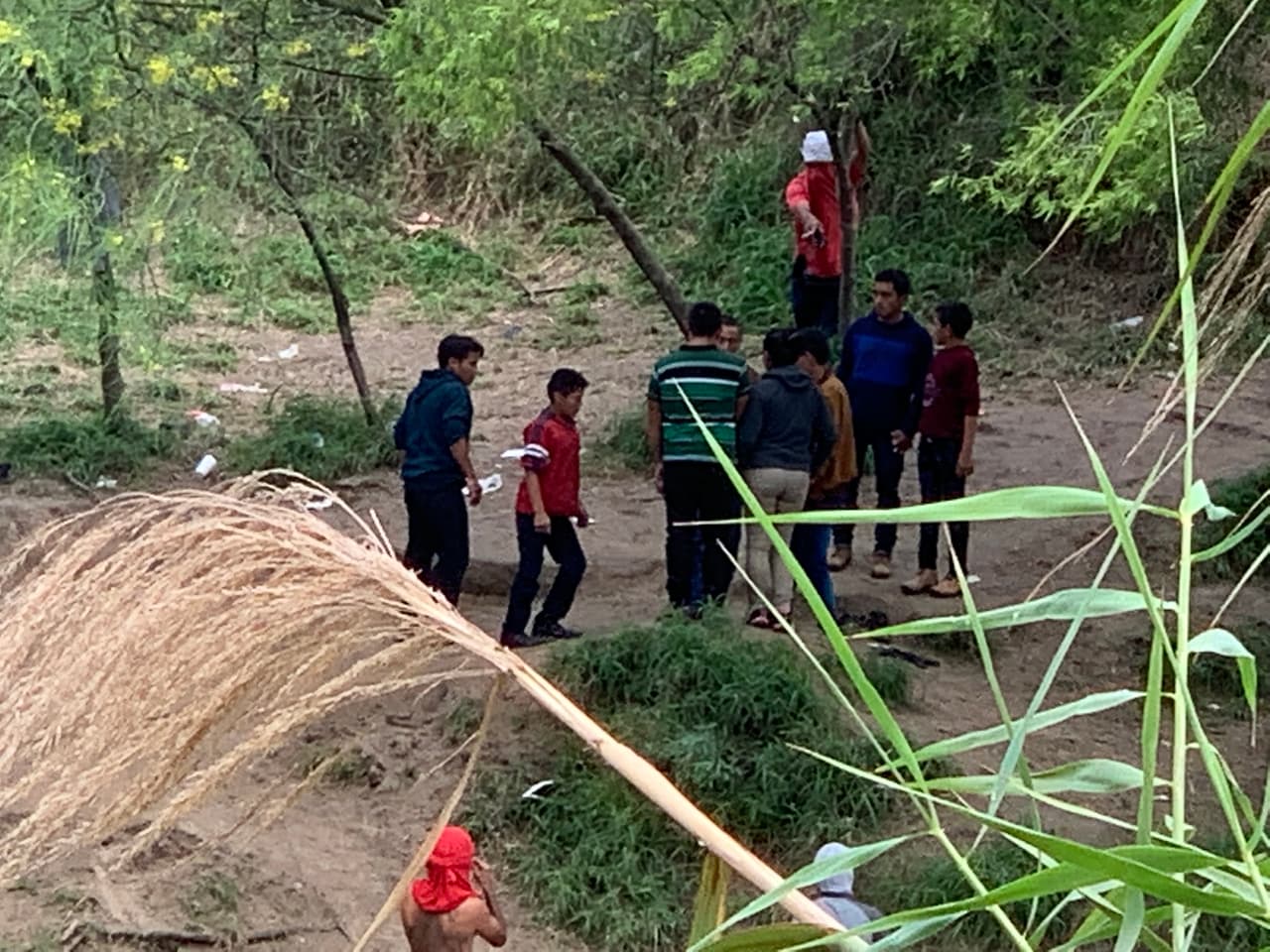Cruzar el Rio Grande en una balsa, controlada por presuntos delincuentes vinculados al cartel del golfo en el sector de McAllen, Texas, es el último paso de la travesía de muchos centroamericanos antes de entrar a territorio estadounidense. Pero antes, se les ordena alinearse para tomarles una foto. Esa es la prueba que envían a los familiares que pagaron por el viaje, según autoridades fronterizas.