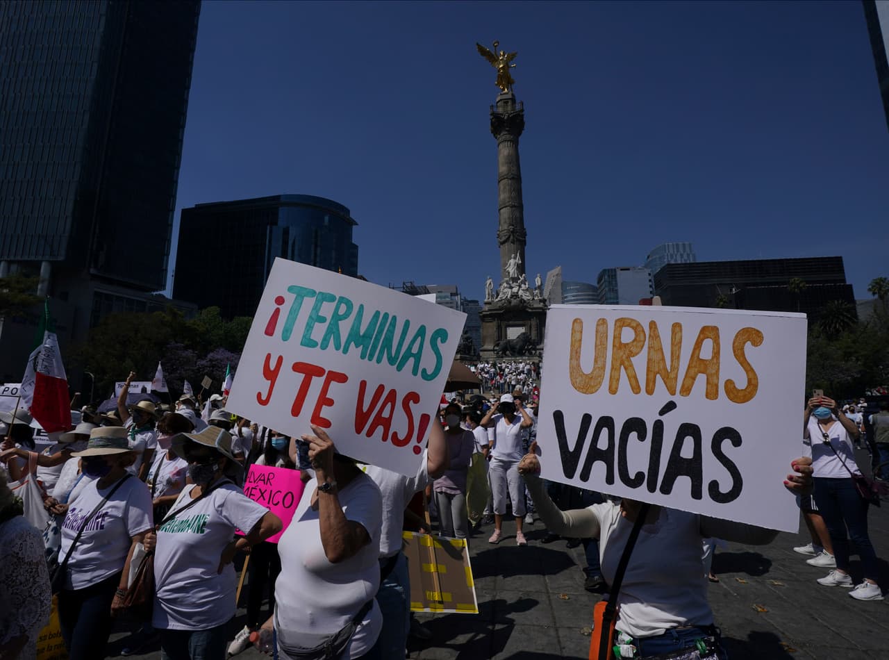 Manifestantes protestan contra un referendo organizado por el presidente Andrés Manuel López Obrador, el domingo 3 de abril de 2022, en la Ciudad de México. (AP Foto/Fernando Llano)