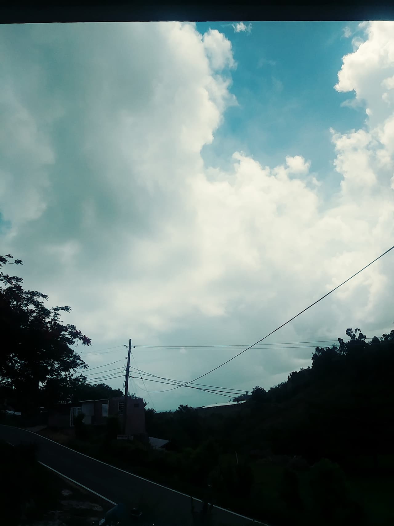 Edwin Figueroa nos cuenta que el tiempo en Camuy ha ido cambiando, y que "se siente una brisa suave y constante".