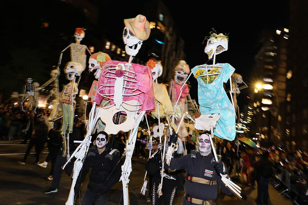 El desfile comenzó a las 7:00 p.m. en la intersección de Canal Street y Sixth Avenue, avanzando por Sixth Avenue hasta la 15th Street. El evento finalizó alrededor de las 11:00 p.m.