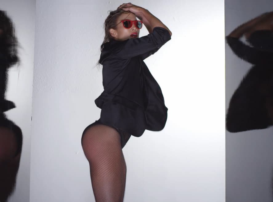 A pesar de sus declaraciones, JLo sabe lo que tiene y por ello agradeció a la naturaleza por este preciado privilegio con un tema tributo a su derrière titulado 'Booty'.