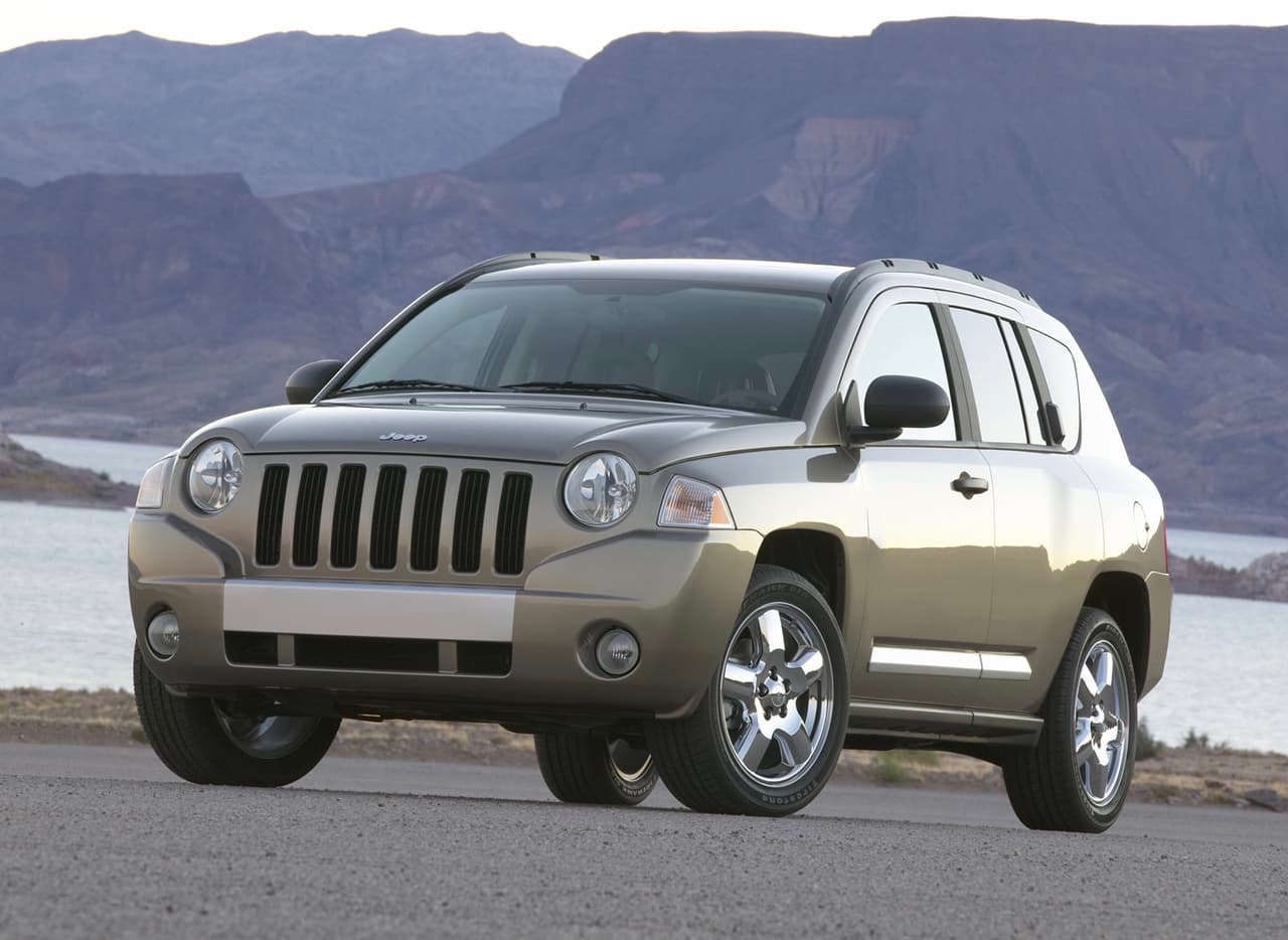 <h3 class="cms-h3-H3">17. Jeep Compass 2007-2010.</h3>
<br>
<br>La pobre primera generación (2010-2016) de la Jeep Compass nunca fue un modelo muy afortunado, pero fueron los modelos construidos durante sus primeros cuatro años de existencia los que fueron desgraciados con una cara que solo le podría gustar a su madre, un crédito que por cierto nunca nadie se ha adjudicado. El Compass fue el resultado de una conversión apurada de la ya bastante atroz Dodge Caliber, para darle una crossover compacta a Jeep durante los terribles días del final de la primera década del siglo. En 2011 jeep le adaptó el diseño frontal de la Grand Cherokee, en la que es hoy considerada como una de las operaciones de cirugía plástica más exitosa de la historia del automóvil.