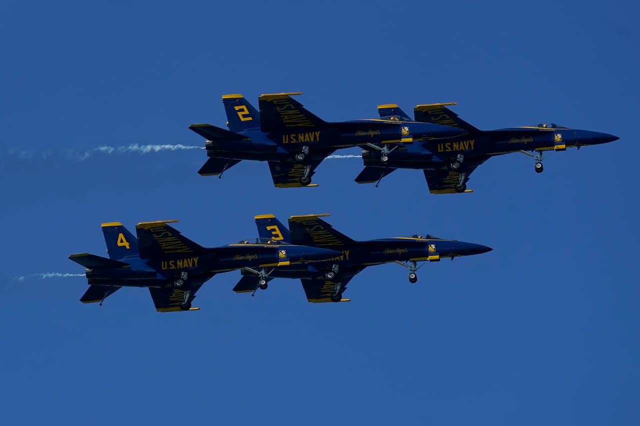 Los 'Blue Angels' comenzaron con tres aviones. Más tarde, se unió un cuarto y actualmente cuentan con seis areonaves y una más que sirve como reserva o para ofrecer vuelos a celebridades e invitados especiales.