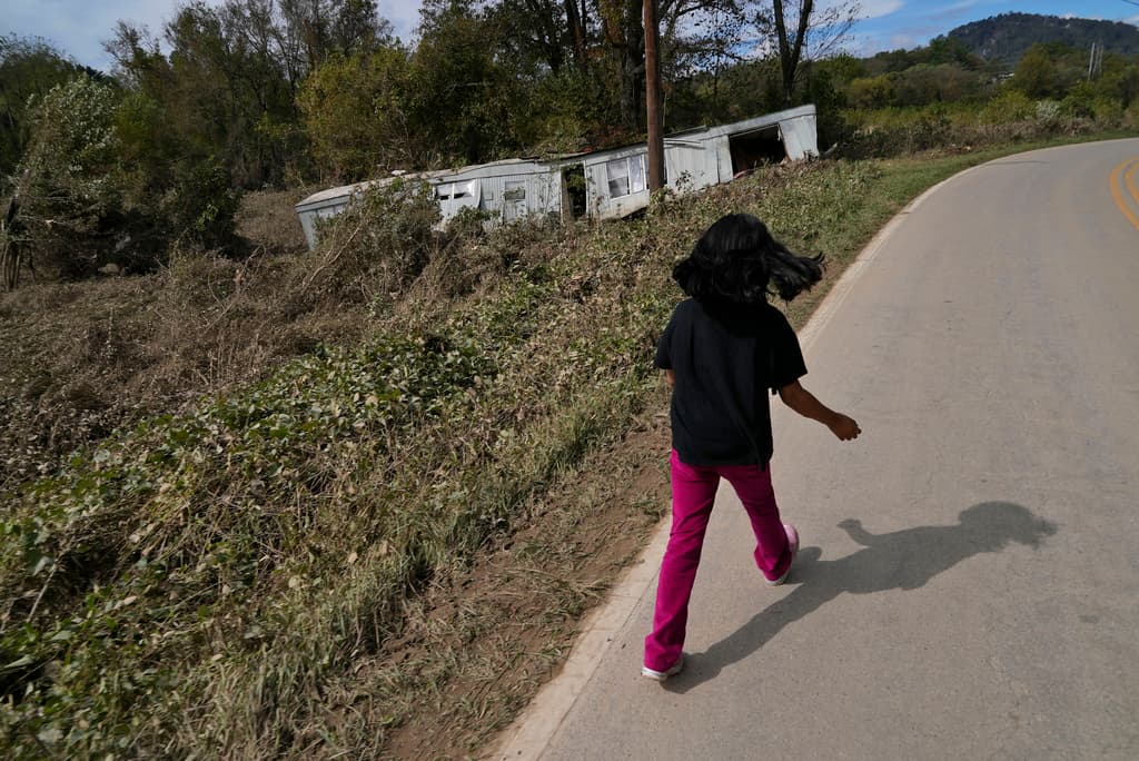 Con la energía y curiosad propia de la niñez, Abril Hernández Juárez aceleró sus pasos al regresar a la casa rodante que compartía con su familia en Hendersonville, Carolina del Norte. Detrás la seguían muy cerca su mamá, Marisol Juárez, y sus dos hermanos. La familia salvó su vida al refugiarse en un lugar seguro durante el impacto del huracán Helene al estado.