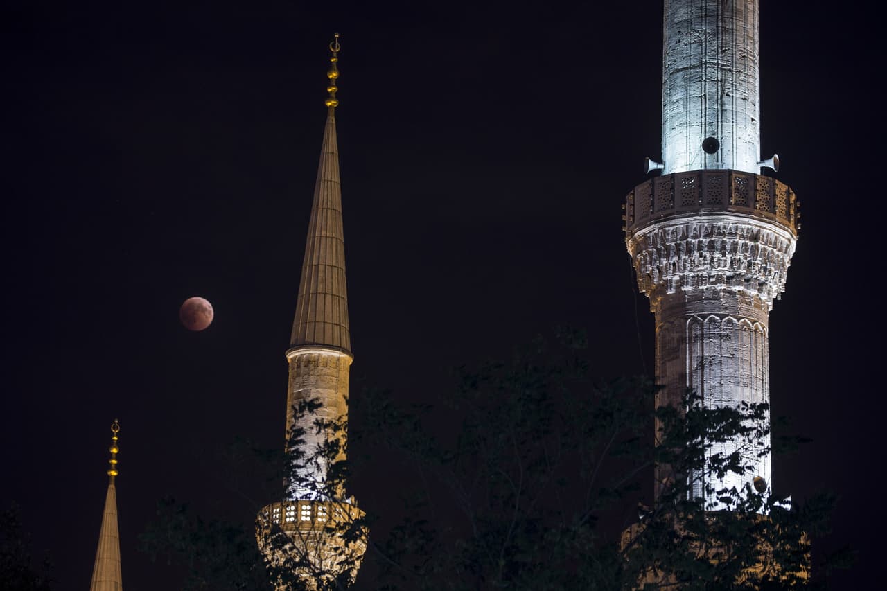 La Luna roja entre los minaretes en Estambul, Turquía.