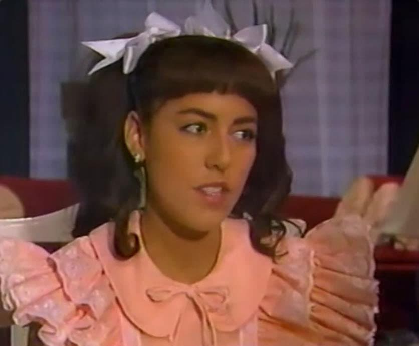 Clarita era una niña sobreprotegida y su mamá era demasiado estricta.