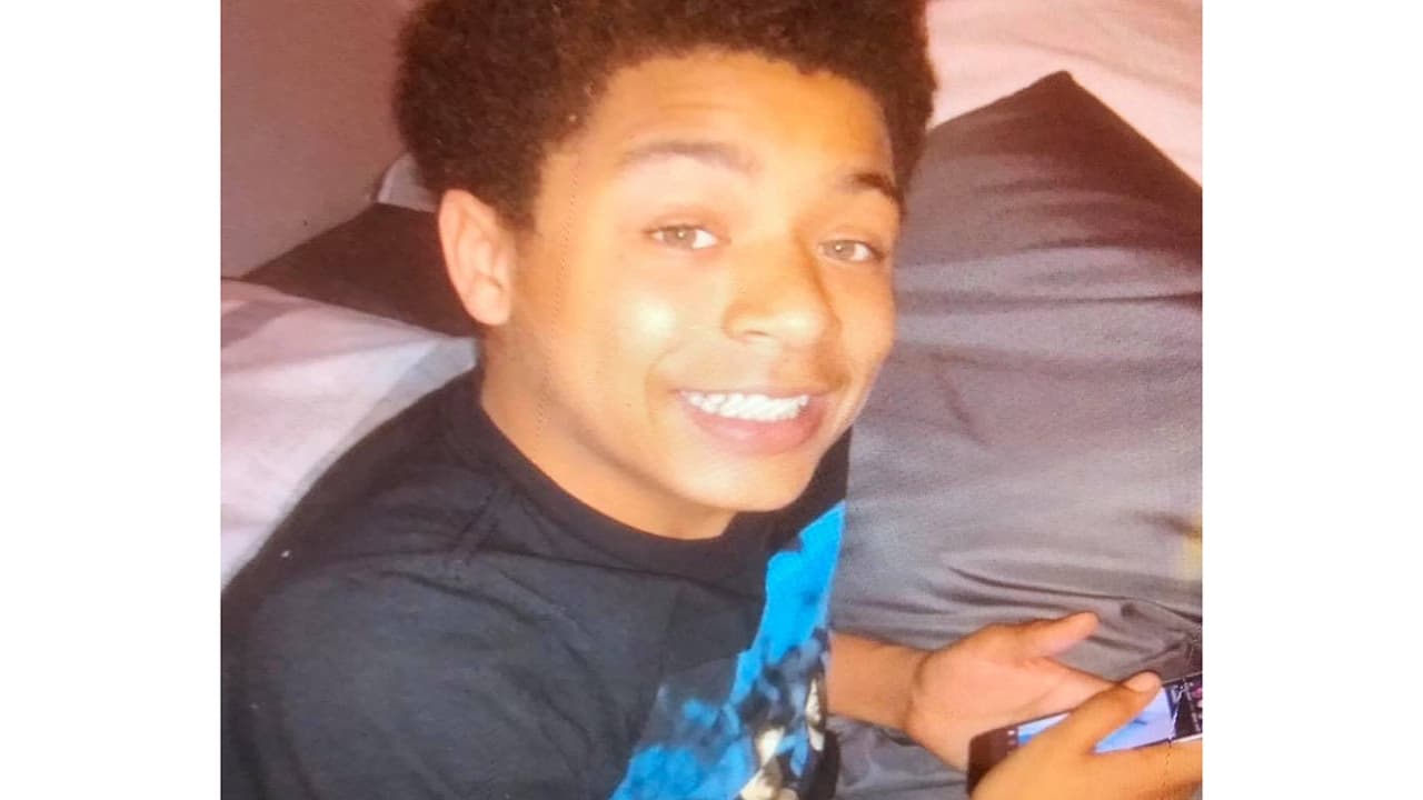 Niño se despide de su madre con un beso en la mejilla: al salir a la calle murió de un disparo