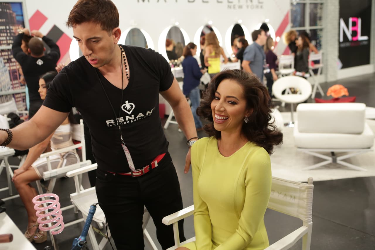 Cada domingo las bellas nos sorprenden con sensuales looks e inesperadas visitas en el backstage. Chequea sus mejores fotos detrás de cámara aquí: