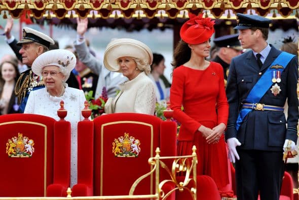 3 de junio de 2012 Los duques de Cambridge participan en un gran desfile de barcos por el río Támesis con motivo de los sesenta años en el trono de la reina Isabel II. Al día siguiente acuden a un concierto en el palacio de Buckingham como parte de los festejos.