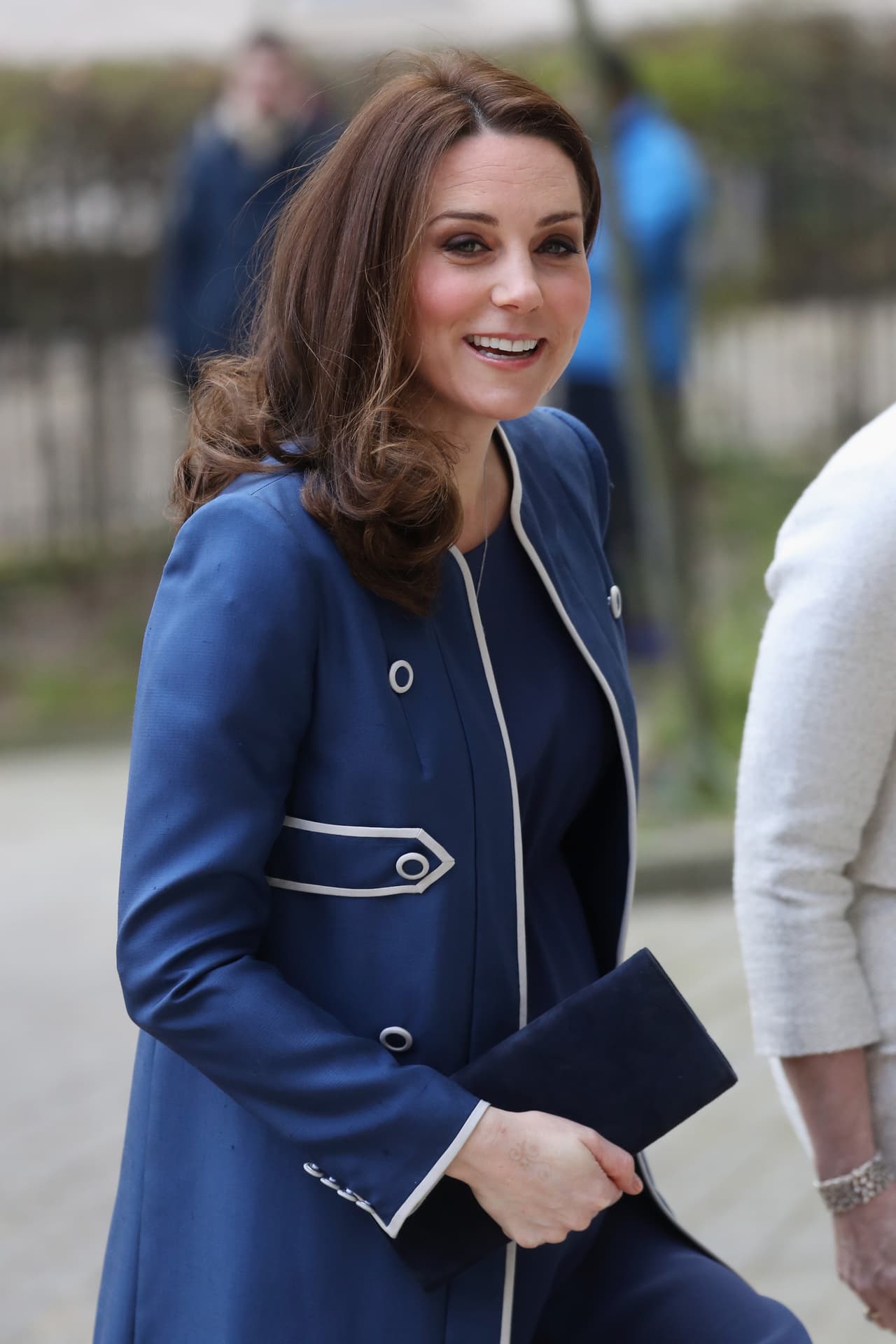 Kate Middleton, duquesa de Cambridge, quiso conocer de primera mano detalles sobre la educación y los entrenamientos que reciben los médicos.