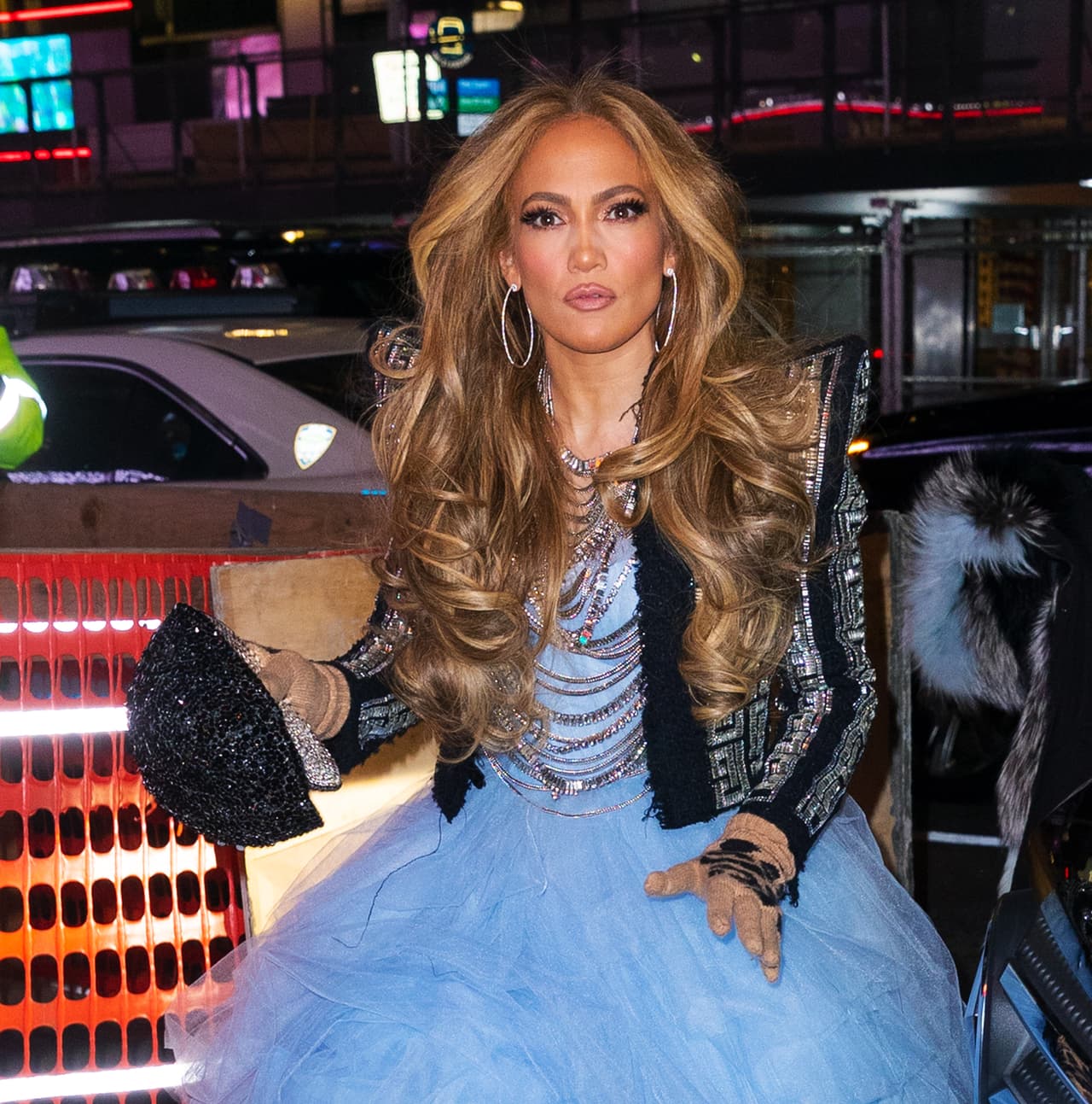 La intérprete de 'Dinero' y 'El anillo' siguió enfocada en la grabación para la cual lució este vestido de la casa Balmain.