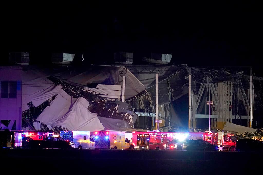 En Edwardsville, Illinois, una persona murió en un almacén de Amazon al que un tornado arrancó el techo y tumbó una pared gigante. Dos personas que se encontraban en el lugar fueron trasladas al hospital en helicóptero y otras 30 en autobús a la estación de policía.