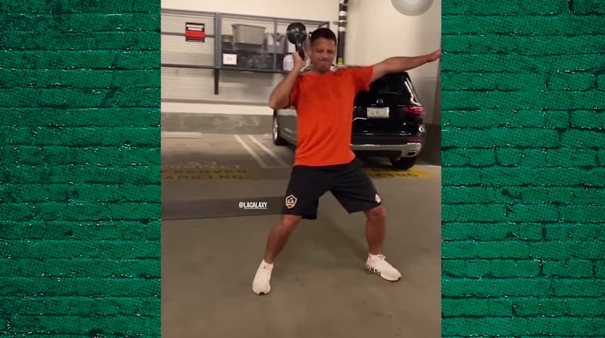 Un 'Chicharito' comprometido muestra cómo entrena en vacaciones