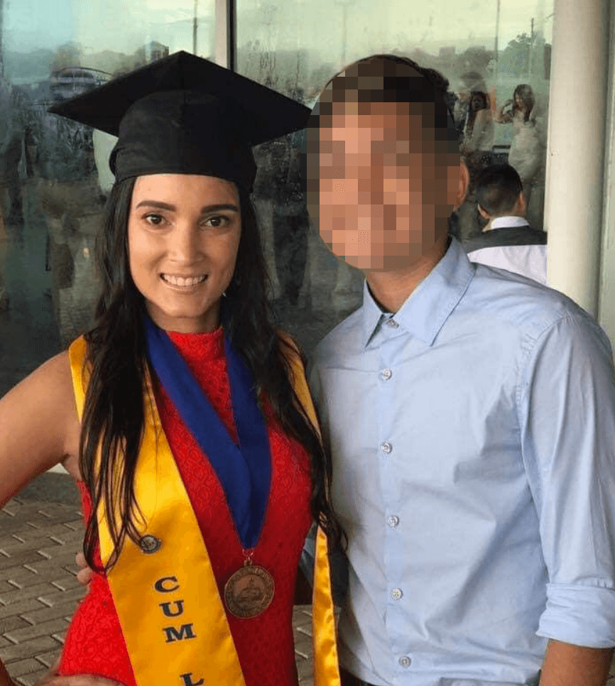 Una mujer es asesinada a puñaladas por su hijo adolescente, según autoridades