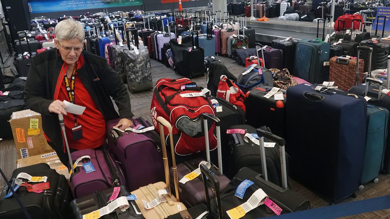 Más de 100 mil pasajeros sufren la cancelación de sus vuelos en el norte de Texas 