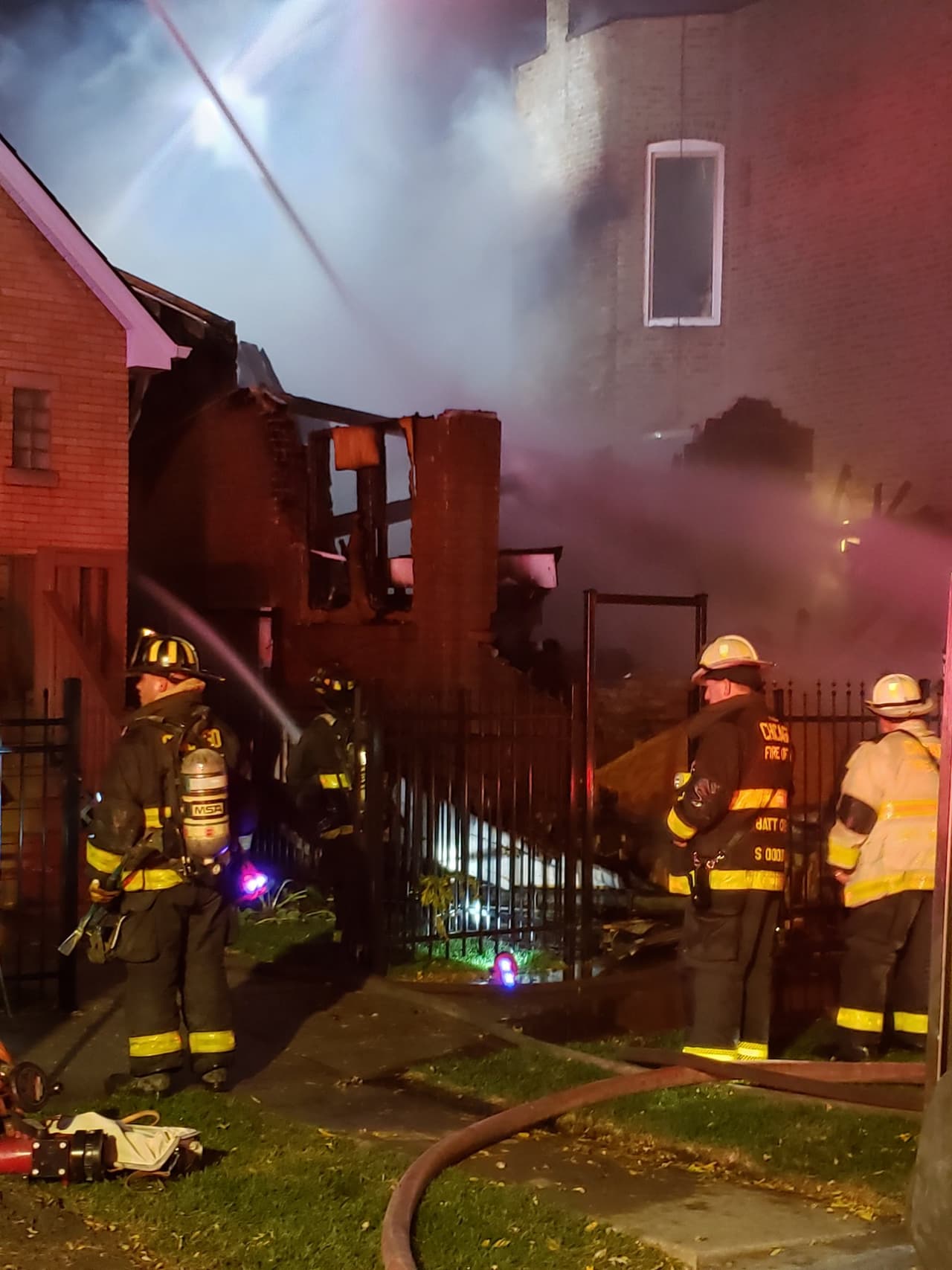 Un bombero herido y una casa destruida es el resultado de un incendio este lunes en Humboldt Park