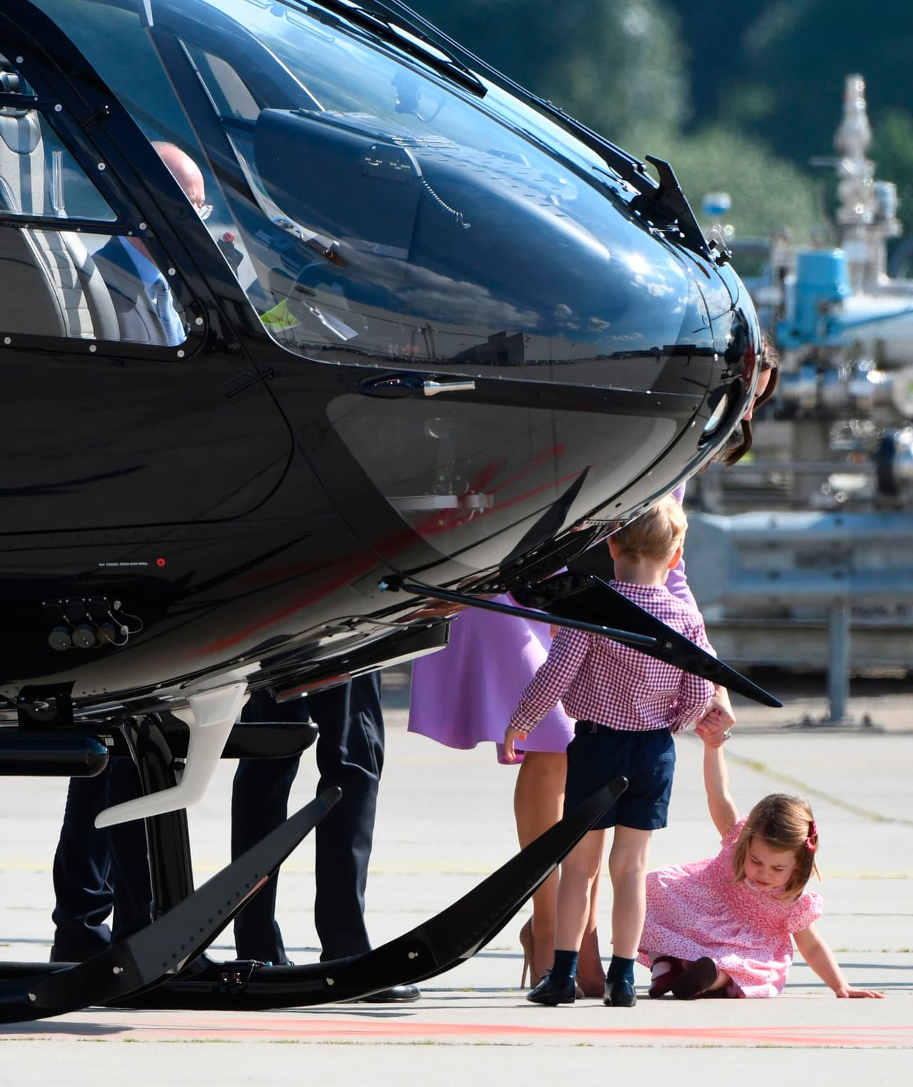 Y pasó lo peor. La princesa Charlotte se dejó caer en el piso en un berrinche clásico.