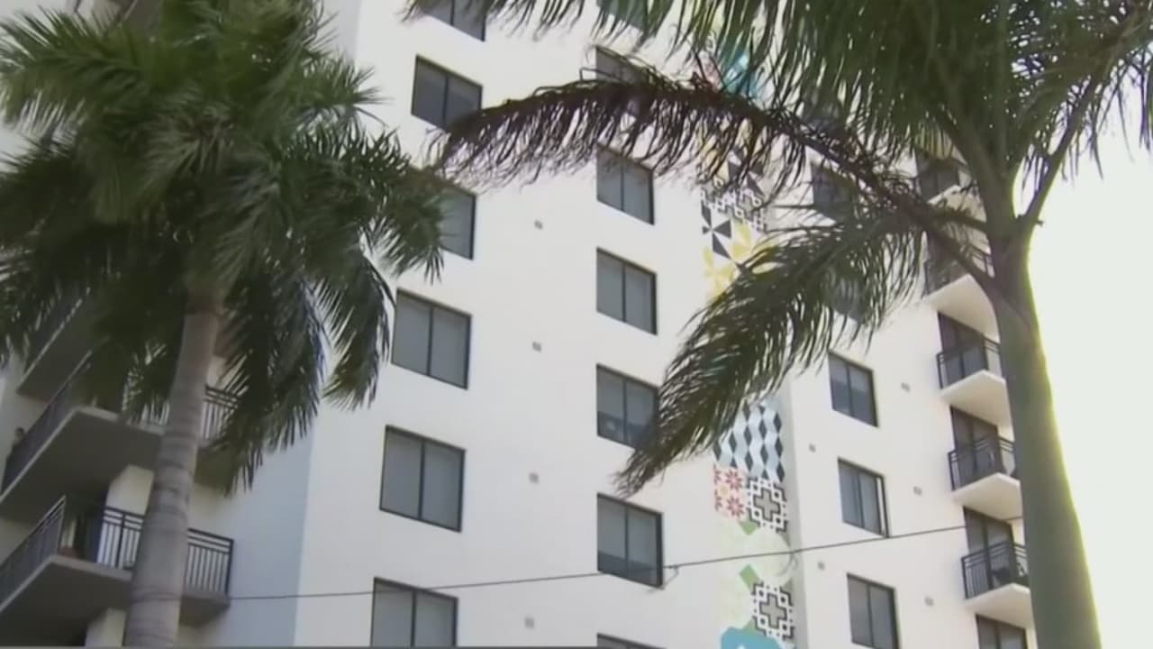 Una niña cae desde el cuarto piso en un edificio de la Pequeña Habana