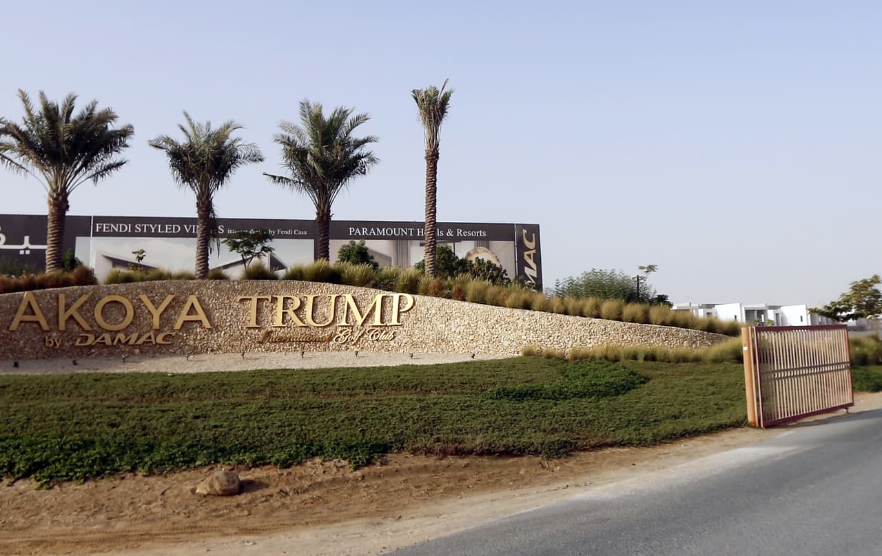 <b>Trump International Golf Club Dubai. Dubái, Emiratos Árabes Unidos.</b> Está ubicado junto a un exclusivo conjunto residencial en la capital del país petrolero. Donald Trump preside 10 compañías que tienen negocios en los Emiratos Árabes Unidos, según su declaración financiera ante la Comisión Federal de Elecciones.