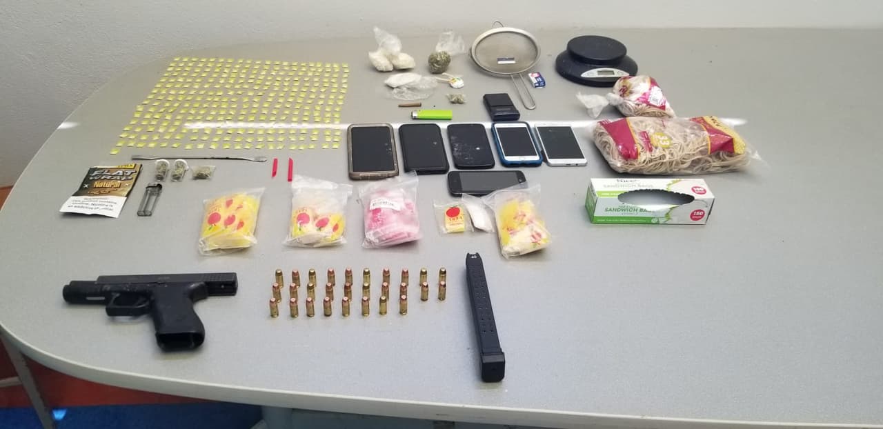 Ocupan drogas y armas durante allanamiento en Ponce