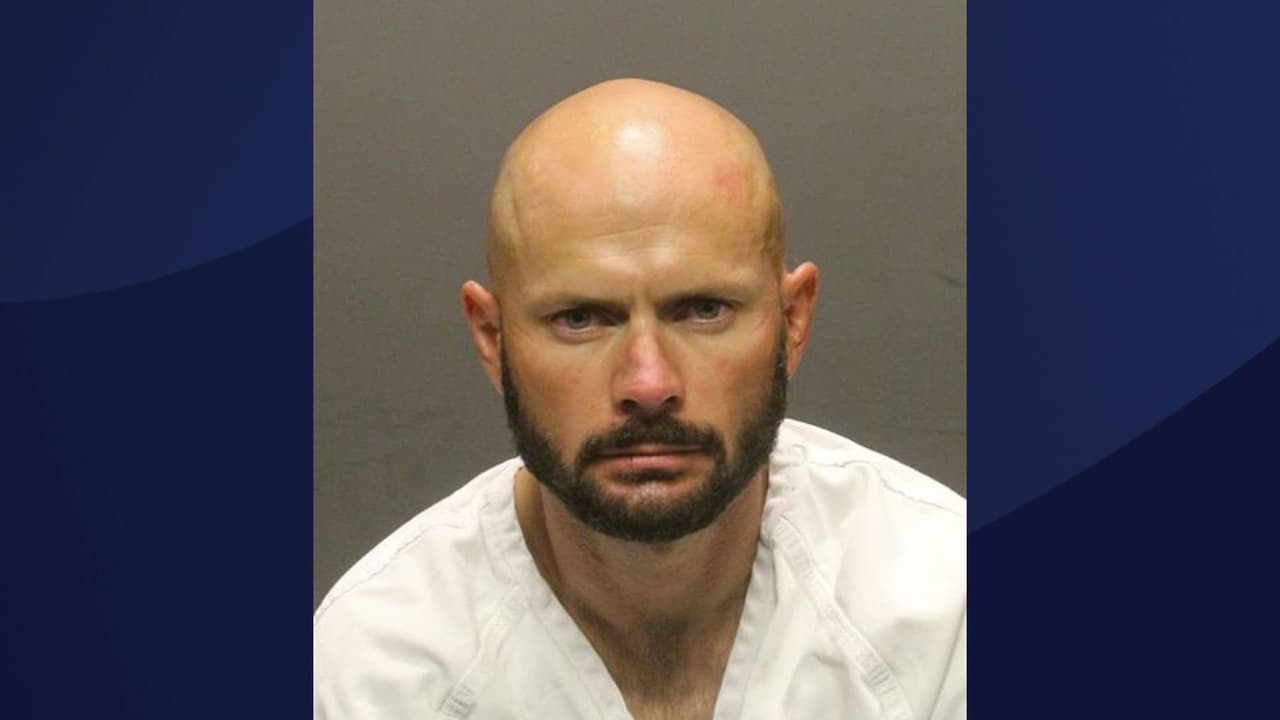 Autoridades del estado informan que Pierce, de 35 años, 
<b>se declaró culpable de un cargo de fraude y conspiración, además de robo</b>; enfrenta entre 12 meses a tres años de cárcel. Durante la investigación, Pierce fue captado intercambiando 
<i>los sellos de UPC</i> de varios productos mientras utilizaba una caja de pago de autoservicio en una tienda Walmart, por lo que podría enfrentar cargos adicionales. Su sentencia será el próximo 14 de abril en la corte superior del Condado Pima.