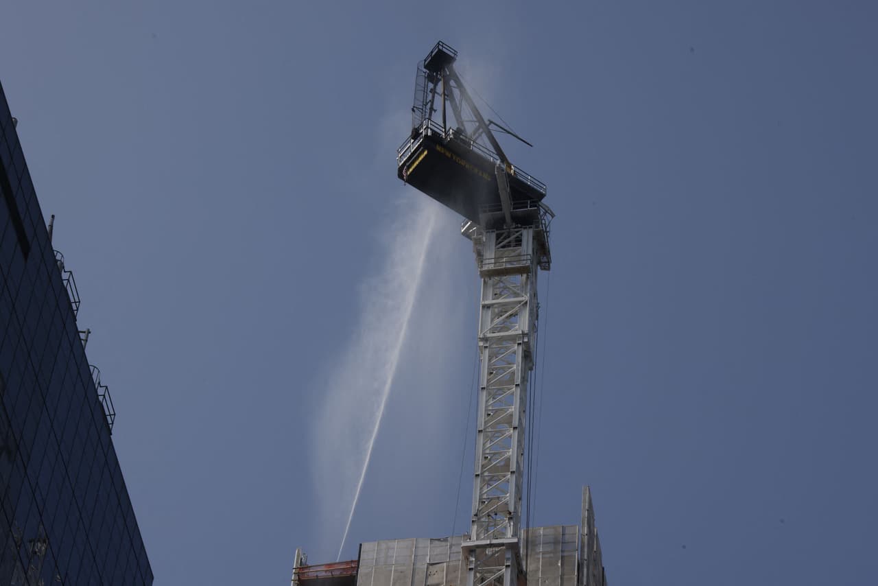 El brazo de la grúa, que cargaba 16 toneladas de concreto, se desprendió.