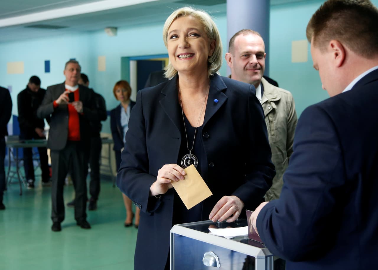 Marine Le Pen, líder del partido Frente Nacional Francés y candidata a la presidencia de Francia votó este domingo en una urna electoral en Henin-Beaumont, al norte de Francia. Foto: REUTERS/Charles Platiau.