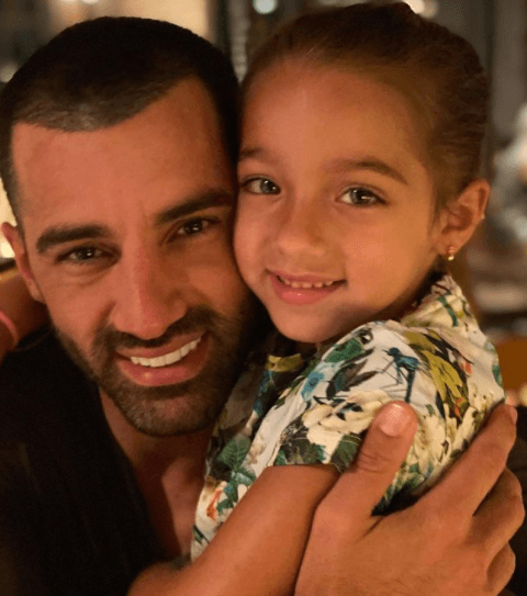 La pequeña disfruta de todo lo que sus papás le dan. Por lo que también tiene un guardarropa muy ‘chic’ el cual presume en su cuenta de Instagram.