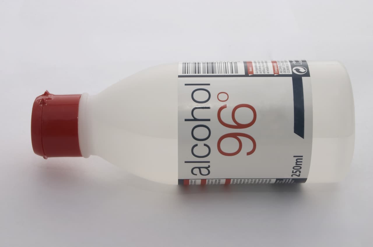 <b>Mezcla de agua con alcohol</b>
<br>
<br>Esta es la solución "oficial" para acabar con el hielo en el parabrisas. Utiliza un frasco con atomizador (spray) y asegúrate que la mezcla contenga dos tercios de alcohol y un tercio de agua. Rocíala sobre el hielo y verás resultados rápidamente.