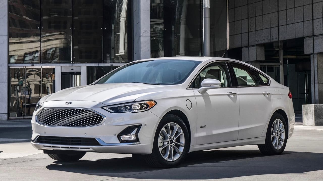 <h3 class="cms-H3-H3">5<b>. Ford Fusion Hybrid</b></h3>
<br>
<b>Precio inicial: $27,550</b>
<br>
<b>Diferencial porcentual de precio sobre modelo de un año de uso: 34.3%</b>
<br>
<b>Diferencial de precio en dólares sobre modelo de un año de uso: $9,301</b>
<br>La versión híbrida del sedán mediano de Ford es un vehículo elegante con una cabina lujosa y de buena calidad, pero desde que Ford anunció que
<b><a href="https://www.univision.com/noticias/ford/ford-reduce-su-oferta-de-carros-a-solo-dos-modelos-para-2020" target="_blank"> iba a dejar de fabricar sedanes</a></b> para concentrarse en la producción de SUVs y crossovers las ventas del Fusion que será producido por un par de años más han sufrido. Un Ford Fusion Hybrid usado es una excelente opción para quienes buscan un sedán de calidad, barato, y económico de operar.