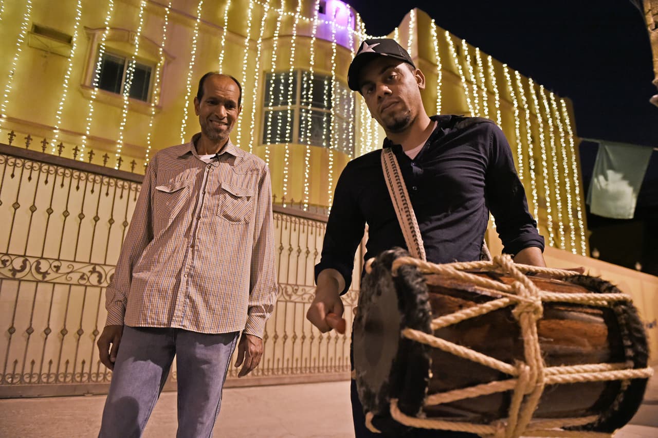 <b>¿Una carta de alguien en un grupo musical en el que ha tocado en vivo durante dos años es suficiente para llenar el requisito de documentación de dos años?</b>
<br>Sí, una carta que confirma el empleo de un líder o miembro del grupo musical, un lugar de música en vivo u otro empleador se admite como uno de los elementos que se pueden incluir en sus documentos de respaldo en su solicitud.