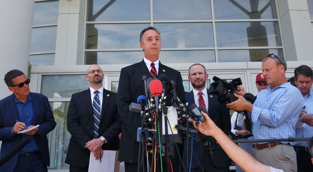 El fiscal Wes Adams informó que el responsable fue identificado como Jarod Warren Ramos, de 38 años de edad. Ramos había demandado por difamación al periódico en 2012.