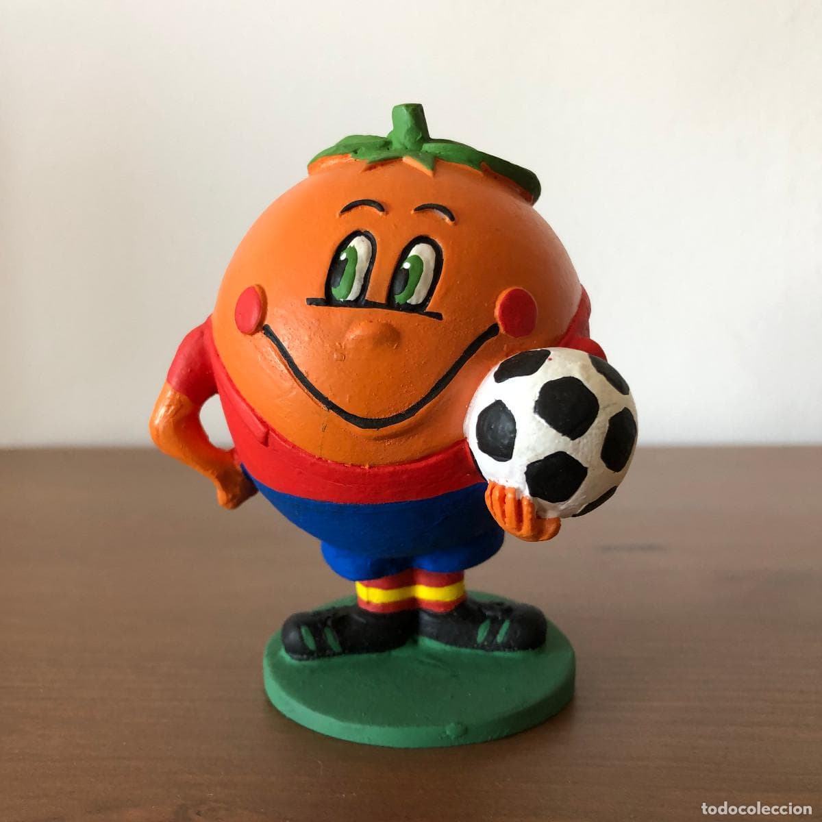 <b>Naranjito - España 82</b>
<br>Por primera vez, la mascota no fue un niño, si no una fruta con los colores de España. Destaca que siempre traía un balón y una amplia sonrisa.
