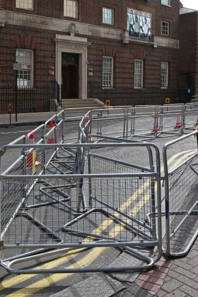 El segundo hijo del matrimonio real está por llegar y a las afueras del hospital Saint Mary de Paddington ya está todo listo para recibir a Kate.