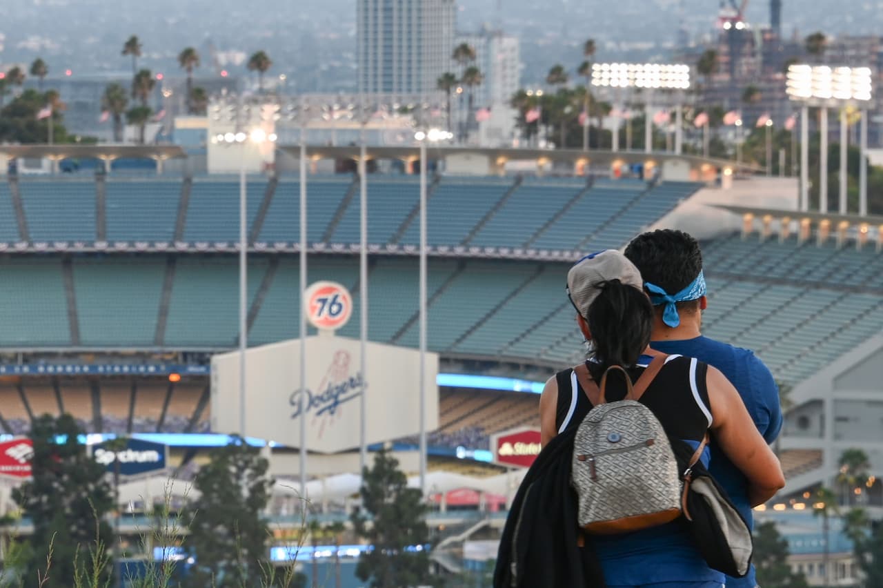 Aunque el juego no termina hasta el out 27, el equipo de Los Ángeles llega con una ventaja de 3 partidos sobre 2 ante sus contrincantes, el equipo Tampa Bay Rays.
