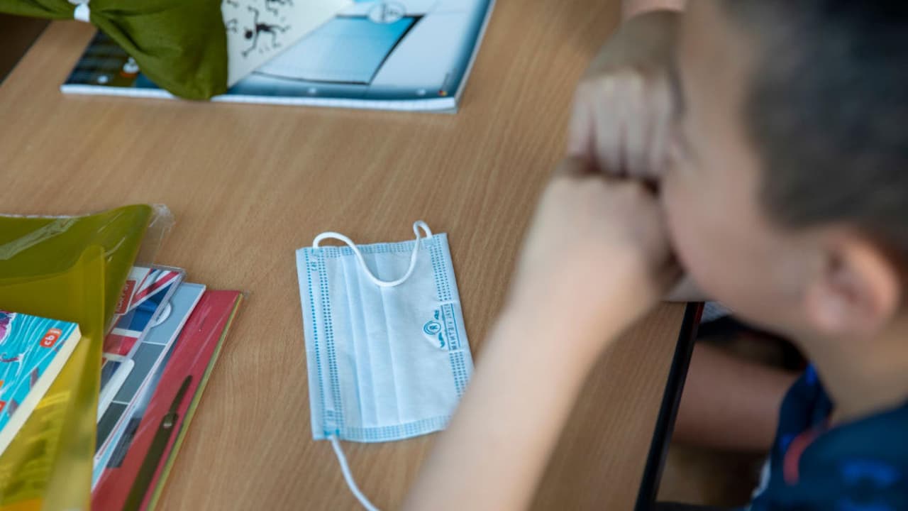 “El virus no ha pasado”: padres hispanos están preocupados por flexibilización del uso de cubrebocas en escuelas