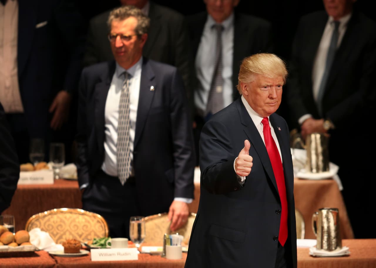 Donald Trump durante su discurso ante el Club Económico de Nueva York en el hotel Waldorf Astoria.
