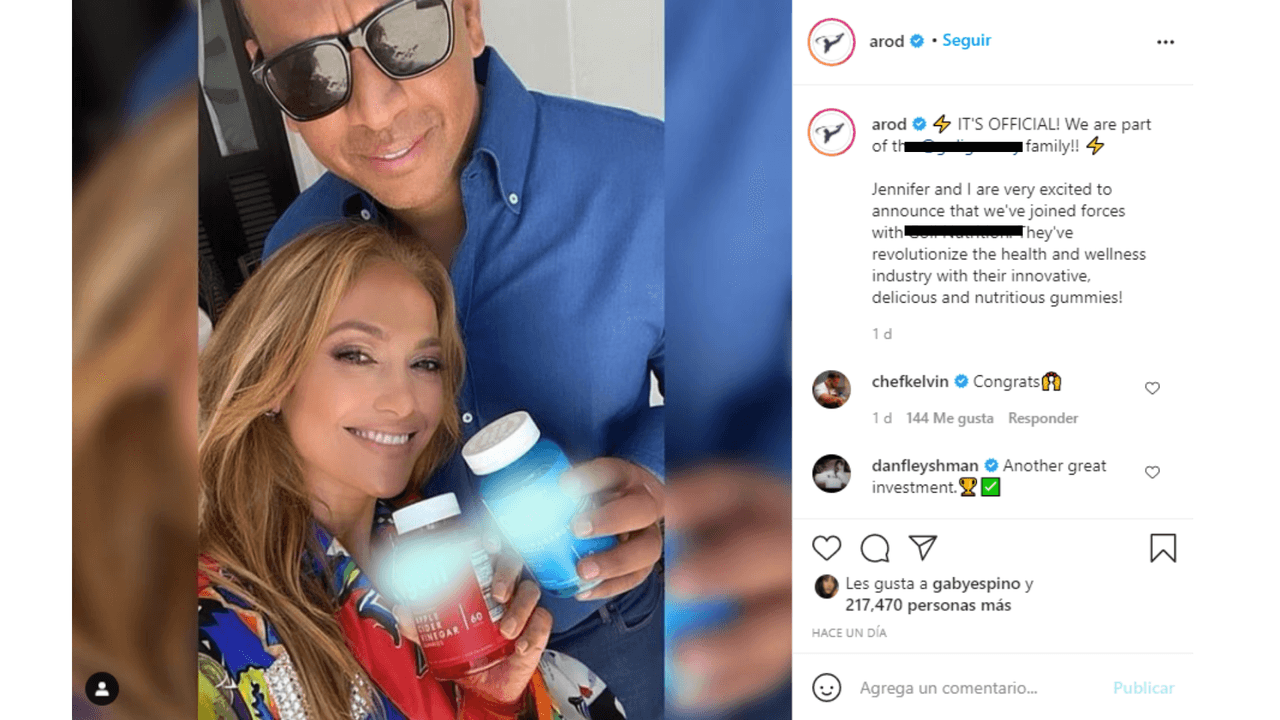En la cuenta de Instagram de Alex Rodríguez, él subió una foto en la que aparece con JLo promocionando un suplemento alimenticio en donde dice que han “unido fuerzas”.