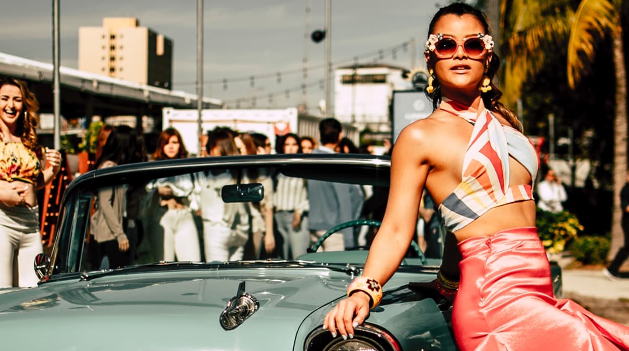 Clarissa Molina recibió la corona de manos de su compatriota Francisca LaChapel. Actualmente es modelo y presentadora del programa El Gordo y la Flaca.