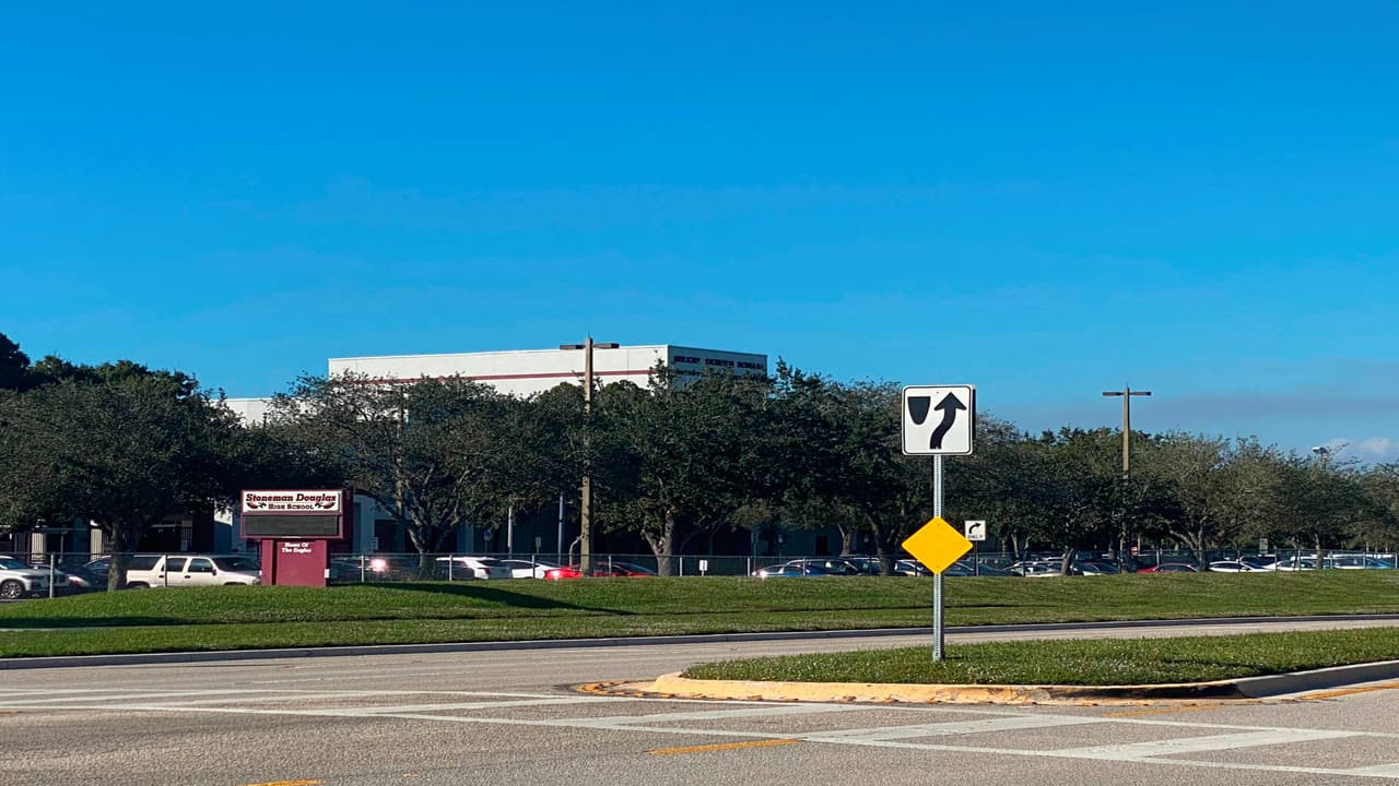 Arrestan a estudiante por amenazar con tiroteo masivo en la secundaria Marjory Stoneman Douglas de Parkland