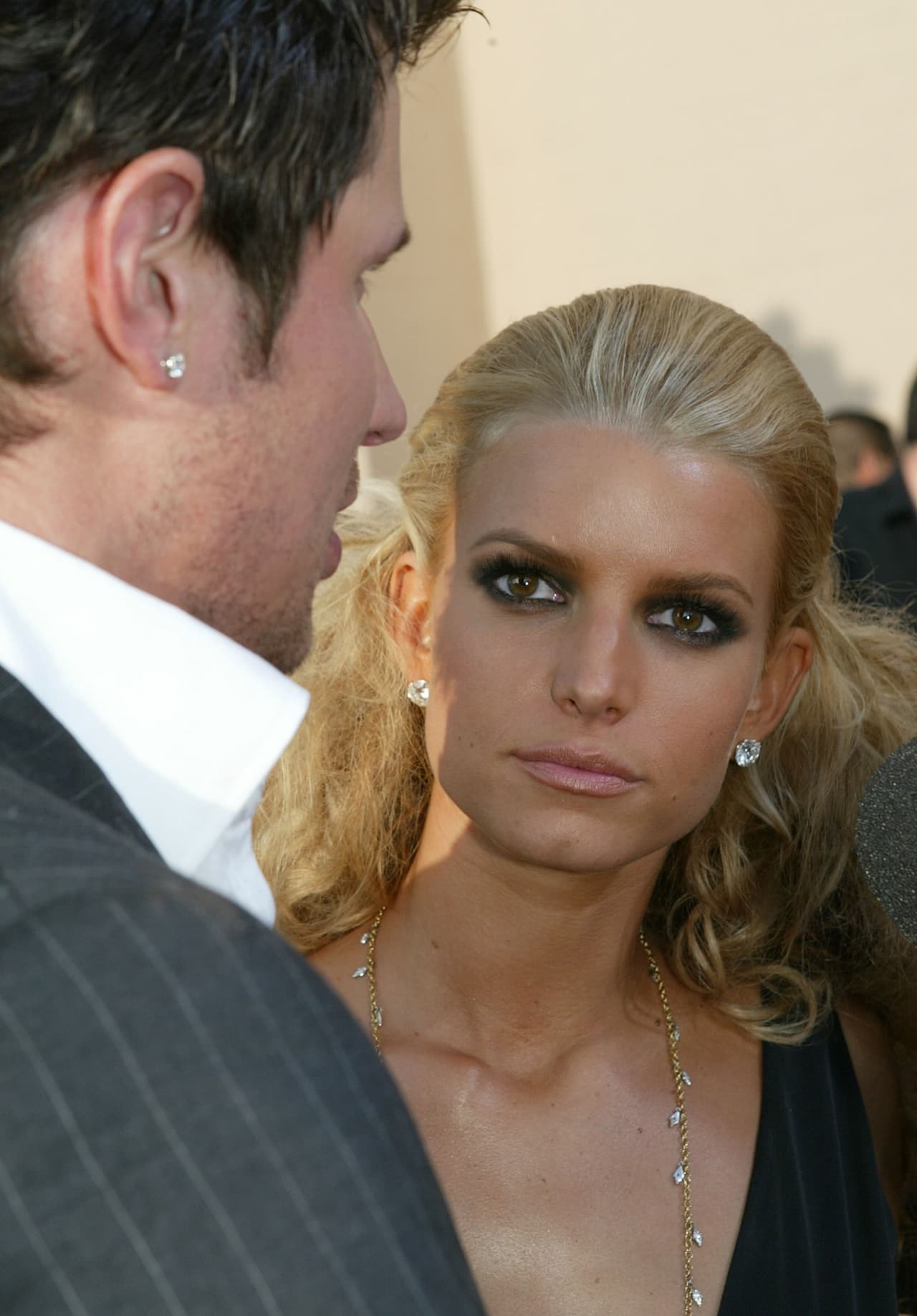 Y ella de inmediato dijo: "Mi primer matrimonio".