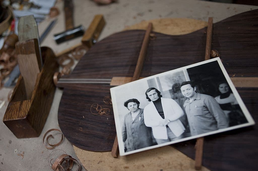 Paco de Lucía (centro) diseñó "La Maestro" y la fabricó su amigo Antonio Morales. El guitarrista era muy meticuloso y le obsesionaba la afinación.