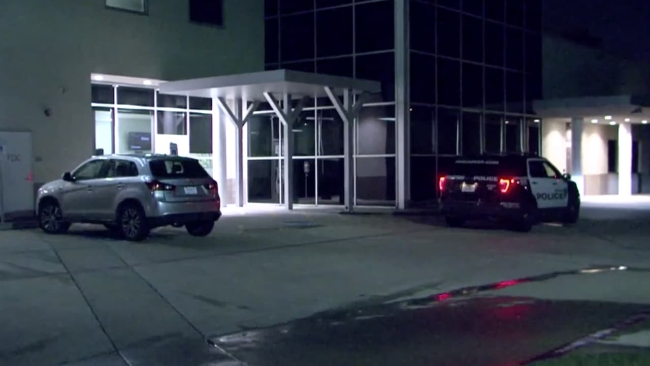 Un joven murió al ser atacado a balazos en el vehículo en que viajaba al suroeste de Houston en un caso de furia al volante. El hecho ocurrió alrededor de la 1:00 a.m. en el cruce de las calles Boone Road y Beechnut, cerca de la autopista West Sam Houston Parkway South.