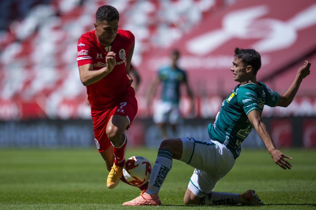 Toluca y León reparten puntos tras empate en el Nemesio Diez 1-1. José David Ramírez abrió el marcador al minuto 21 pero le sigió Michael Estrada de los 'Diablos' para igualar marcador y, tras una tarjeta roja, Canelo anotaba penal, pero al minuto 73, el León empataba con anotación de Luis Montes.