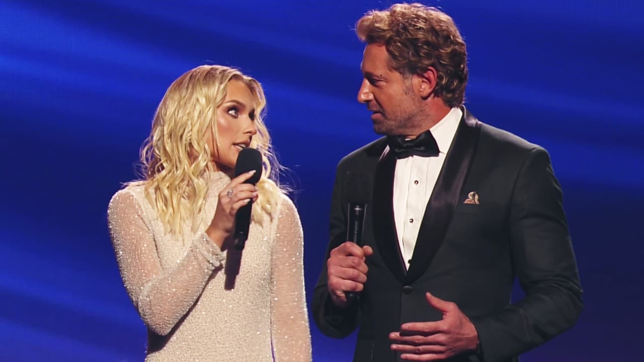 Irina Baeva y Gabriel Soto en Premio Lo Nuestro 2022: la pareja protagonizó un divertido momento