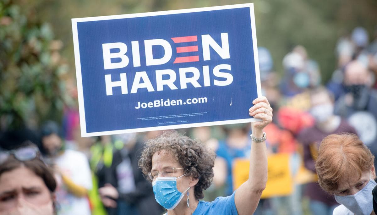 Simpatizantes de Joe Biden y Kamala Harris se reunieron este sábado en el centro de Atlanta para celebrar la victoria electoral.