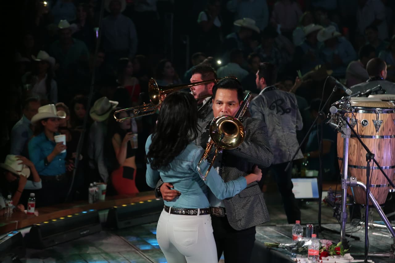 Las chicas no solo bailan con los vocalistas, sino con toda la banda.