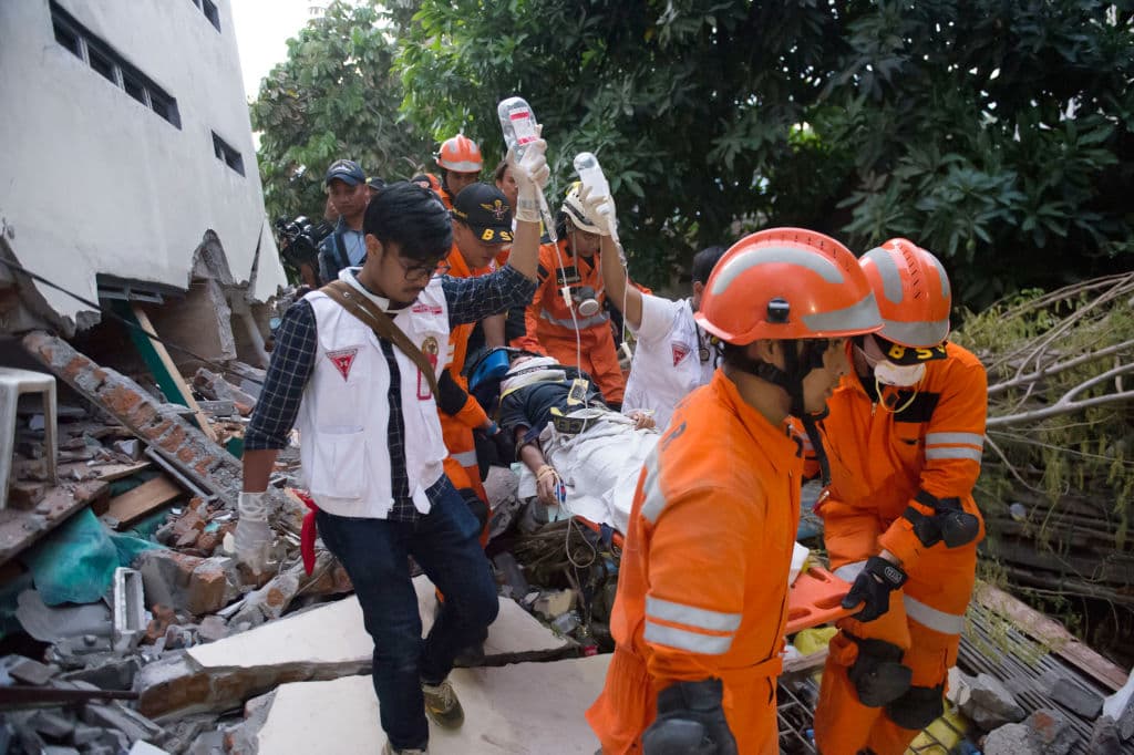 Personal de rescate evacúa a una sobreviviente, identificada como Ida, de las ruinas de un restaurante colapsado en Palu.